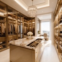Dressing sur mesure avec finitions or champagne, îlot à bijoux en marbre et système de rangement en verre éclairé