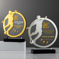 Nouveau trophée de football en cristal et métal gravé sur mesure, fabriqué en Chine, pour les joueurs d'attaque créatifs et exceptionnels, compétition sportive