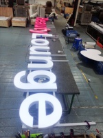 Enseigne LED à lettres canal, enseigne 3D personnalisée, panneau acrylique, enseigne lumineuse, résistante aux intempéries IP65, marque KMT, processus sans cadre