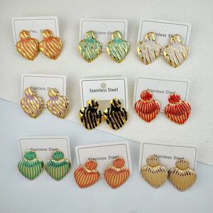 Nouvelles Boucles d'Oreilles Cœur en Acier Inoxydable Plaqué Or Effet Goutte d'Huile Tendance 2026 - Boucles d'Oreilles Anniversaire Tendance pour la Vente en Gros - Product Image 1