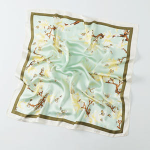 Écharpe florale verte de luxe en soie de mûrier 70x70cm Impression de qualité supérieure avec motif papillon pour un look élégant <span class=keywords><strong>et</strong></span> sophistiqué - Product Image 6