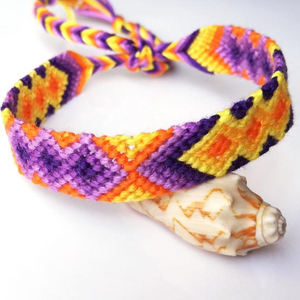 สร้อยข้อมือมิตรภาพแบบถัก คอลเลกชันงานแฮนด์เมดที่ไม่เหมือนใคร - Product Image 1