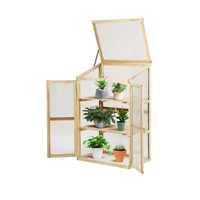 Serre de jardin moderne et écologique avec structure en bois et système de chauffage pour la culture des plantes en toutes saisons