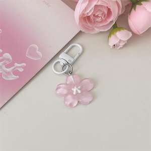 Adorable porte-clés en résine en forme de fleur de cerisier, breloque mignonne pour sac à dos ou sac à main, cadeau idéal pour amis, couples ou étudiants - Product Image 4