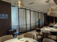 Cloison mobile en verre transparent monocouche, cloison amovible adaptée aux hôtels, restaurants et bureaux