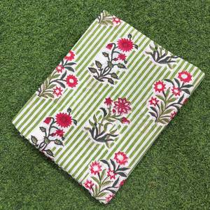Tissu imprimé en coton blanc respirant et léger de qualité supérieure avec des rayures vertes verticales et des motifs floraux rouge cramoisi bordeaux - Product Image 5