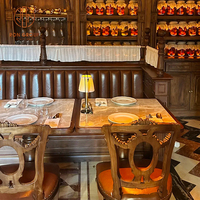 Ensemble de meubles de restaurant, café et bar moderne, tables à manger en bois avec chaises en bois et banquette en cuir marron