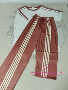 طقم نسائي كاجوال عصري من قطعتين على الطراز الكوري، تصميم صيفي جديد فضفاض بأكمام قصيرة وبنطلون واسع الساقين بثلاثة خطوط - Product Image 4