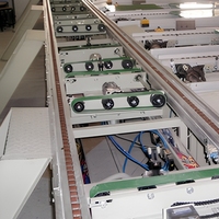 Élévateur à godets hydraulique robuste à commande électrique à distance, hauteur de levage de 3 m pour système de manutention verticale de matériaux en ligne