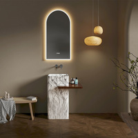 Lavabo autoportant carré en pierre artificielle de luxe, style travertin, avec étagère intégrée, idéal pour la rénovation de gîtes.