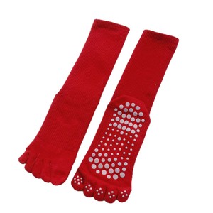 Calcetines Térmicos de Cinco Dedos, Medias de Algodón Antideslizantes para Yoga, Deporte y Hogar, en Rojo y Blanco con Bloques de Color - Product Image 4