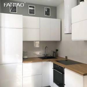 Mini-cuisine sur mesure avec évier en acrylique, armoires de base, robinet, charnières, glissières de tiroir, en forme de L pour armoires de cuisine de chambre d'hôtel - Product Image 1