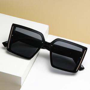 Gafas de sol extragrandes para mujer, montura de PC con protección UV400, gafas de sol de clase 2, gafas de estilo urbano a la moda - Product Image 3