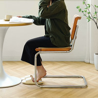 Chaise de salle à manger en rotin avec assise en cuir microfibre et structure en alliage d'acier pour la maison, le café ou le style vintage nordique