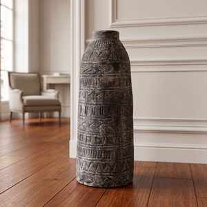 Jarrón de suelo rústico balinés antiguo en gris carbón con grabados geométricos de diseño azteca para decoración del hogar de estilo bohemio tribal. - Product Image 2