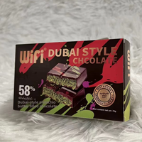 Bonbons au chocolat et aux pistaches de style Dubaï, exquis, avec garniture de pistaches, délicieux, boîte de 70g