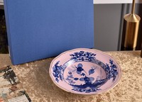 Service de table en porcelaine rose vintage de style italien avec motif floral bleu pour la décoration de table de mariage, de banquet ou comme cadeau.