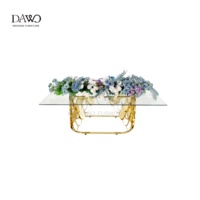 Table rectangulaire de luxe avec plateau en verre, base en métal à motif échelle dorée pour réception de mariage