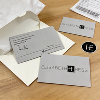 Carte de remerciement grise en papier couché mat 300 g/m² avec logo personnalisé, style minimaliste de luxe, pour marque de maquillage et de beauté
