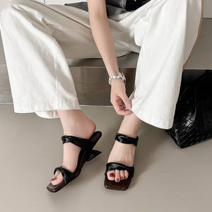 Chanclas de moda informales con forma de alienígena y punta cuadrada, parte superior y suela de cuero, talla grande, sandalias de verano para mujer - Product Image 1