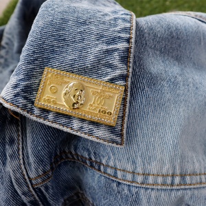 Pin Metálico de Cien Dólares para Sombreros y Ropa - Product Image 4