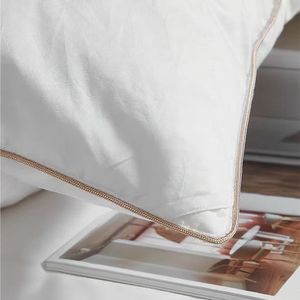 Piumino in Piuma d'Oca per Tutte le Stagioni, Biancheria da Letto di Lusso per Hotel con 8 Anelli, Inserti Morbidi e Voluminosi in Cotone - Product Image 4