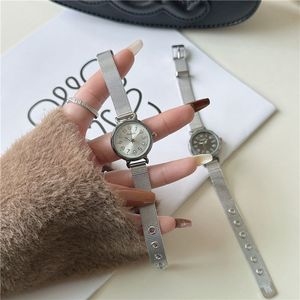 Reloj de Cuarzo para Mujer, Acero Inoxidable, Esfera Redonda de 30 mm, Pantalla Analógica con Fecha, Correa Milanesa, Elegante y Moderno, Cierre Plegable - Product Image 5
