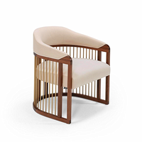 Fauteuil en tissu premium à un siège avec cadre métallique vertical en laiton pour salon Décoration moderne de luxe
