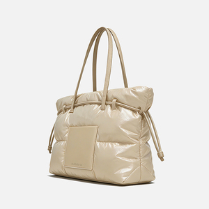 Sac fourre-tout matelassé brillant et rembourré, avec logo personnalisé, détails en cordon de serrage <span class=keywords><strong>beige</strong></span>, poignées en <span class=keywords><strong>cuir</strong></span>, sac à main décontracté et matelassé pour le quotidien - Product Image 6