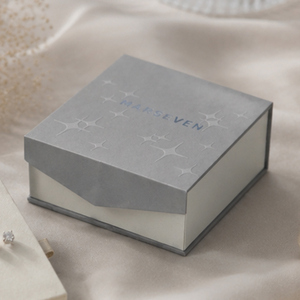 Scatola di Lusso Personalizzata per Gioielli con Chiusura Magnetica e Elegante Logo in Lamina Argento per Confezioni di Collane e Anelli - Product Image 4