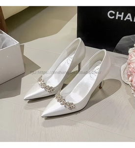 Chaussures de mariée françaises blanches, talons hauts à bout pointu, élégantes, sexy, en satin, pour mariage, avec strass - Product Image 6