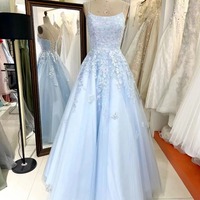 Gaun Prom Bordir Aplikasi Renda Pola Kupu-kupu Biru Muda Grosir 2025 2026 Dengan Tulle dan Tali di Belakang Model Ball Gown
