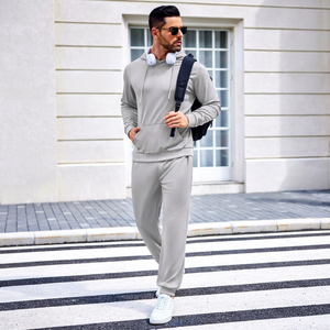 Ensemble de survêtement décontracté pour homme en polyester respirant et léger, avec logo personnalisé, 2 pièces : sweat à capuche et pantalon de jogging assorti - Product Image 1
