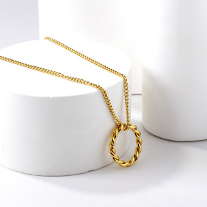 Collar con colgante circular trenzado en oro de Ason Jewelry, diseño geométrico minimalista de acero inoxidable para mujer, ideal para regalo. - Product Image 2