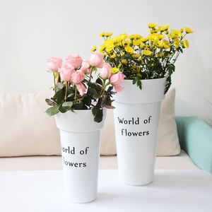 Vaso <span class=keywords><strong>per</strong></span> <span class=keywords><strong>Fiori</strong></span> <span class=keywords><strong>in</strong></span> <span class=keywords><strong>Plastica</strong></span> con Design Moderno, Secchio Ecologico <span class=keywords><strong>per</strong></span> Esposizione a Terra di <span class=keywords><strong>Fiori</strong></span> <span class=keywords><strong>Recisi</strong></span> - Product Image 1