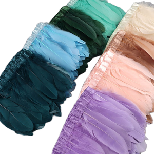 Plumas de Ganso Teñidas de 15-20 cm, con Franjas, de Primera Calidad, para Disfraces de Carnaval - Product Image 1