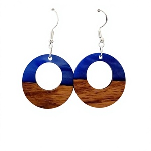 Boucles d'oreilles créoles classiques en résine et bois, motif cœur vert ovale géométrique, style bohème, designs uniques, bijoux mignons et tendance pour femme - Product Image 5