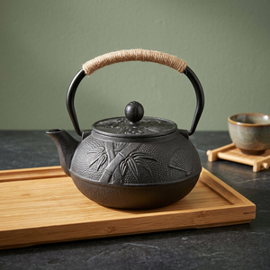 Théière traditionnelle chinoise en métal avec couvercle et poignée en bois, couleur noire - Product Image 2