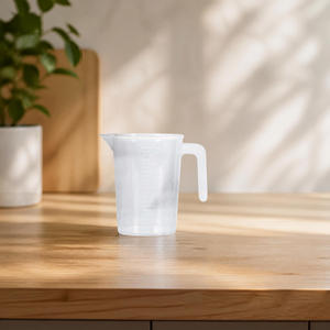 Verseuse graduée en plastique transparent HALO avec poignée et bec verseur pour la cuisine, la pâtisserie et la restauration - Product Image 1