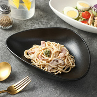 Assiette triangulaire en porcelaine fine, style américain, noir et blanc, haut de gamme, pour salade, soupe, spaghetti, plats occidentaux, assiette d'hôtel, faible MOQ