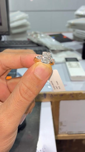 Bague de fiançailles élégante en or 14K plaqué et rempli, avec diamant de laboratoire taille coussin de 1,00 carat et trois pierres latérales en forme de poire, pour promesse nuptiale - Product Image 4