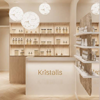 Comptoir de réception personnalisé pour magasin de beauté et ensemble de présentoirs en bois rétroéclairés – Conception complète de boutique de luxe pour soins de la peau