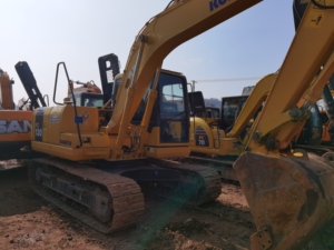 Excavatrice sur chenilles Komatsu PC130 d'occasion de haute qualité, équipement de construction hydraulique de taille moyenne - Product Image 3