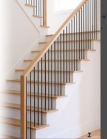 Escalier en U en acier CBMmart avec marches en bois, monopoutre et balustrade en verre pour projets résidentiels et commerciaux