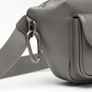 Sac banane de tennis en PU italien structuré avec mousqueton, style italien, logo personnalisé, vente en gros - Product Image 4