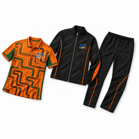 Ensemble personnalisé pour le personnel de football avec polo, veste zippée intégrale et pantalon d'entraînement, graphiques d'équipe et noms individuels pour les commandes de clubs