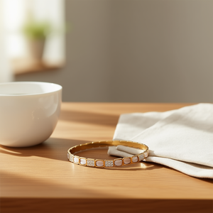 Brazalete Ovalado de Acero Inoxidable con Diamantes y Acabado Dorado, Joyería para Mujer, Estilo Clásico para Uso Diario - Product Image 3