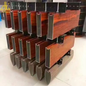 Tube <span class=keywords><strong>en</strong></span> <span class=keywords><strong>aluminium</strong></span> suspendu Grain de bois <span class=keywords><strong>aluminium</strong></span> déflecteur plafond prêt à l'emploi moule <span class=keywords><strong>en</strong></span> forme de <span class=keywords><strong>U</strong></span> profil décoratif - Product Image 1