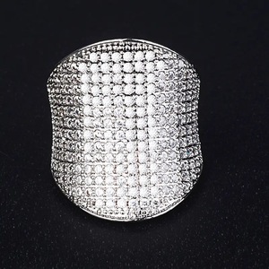 Anello Statement con Pavé Parziale per Donne, Gioiello da Dito alla Moda e Trendy - Product Image 3