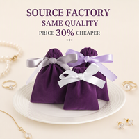 Pochette cadeau en velours doux violet avec cordon de serrage et nœud élégant en ruban, personnalisable avec logo, pour bijoux et cadeaux